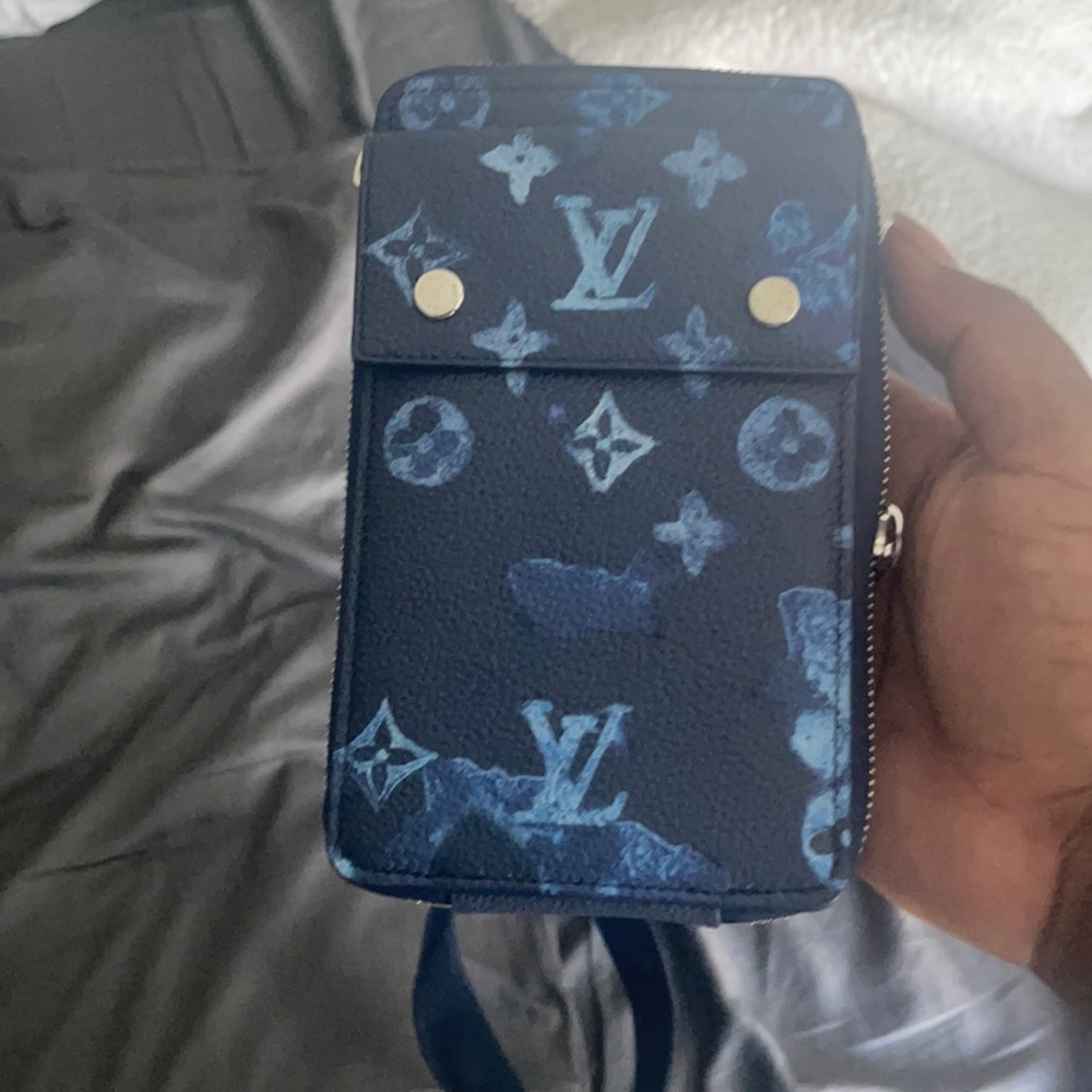 Louis Vuitton crossover bag only Wore it once